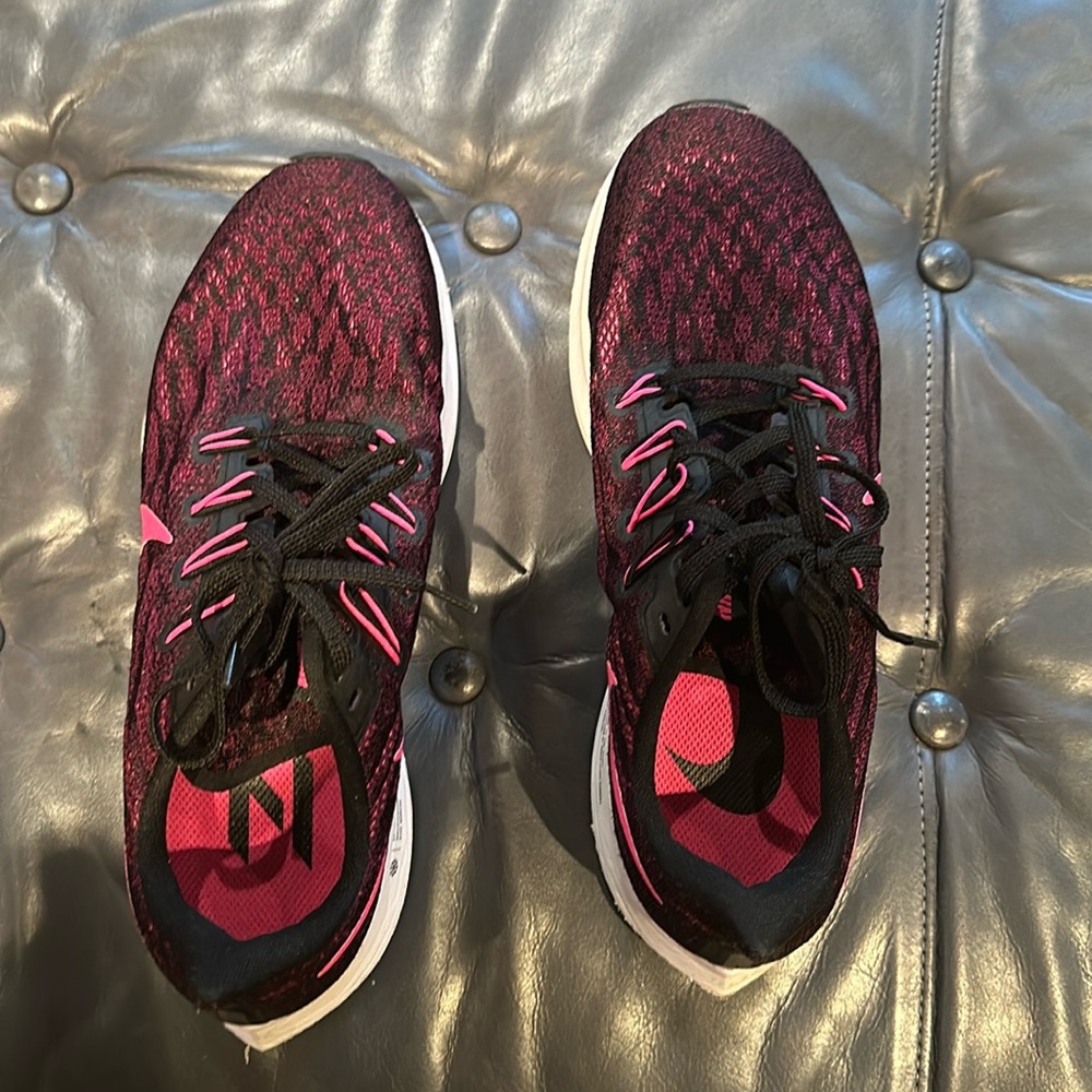 Nike woman zoom running sneakers